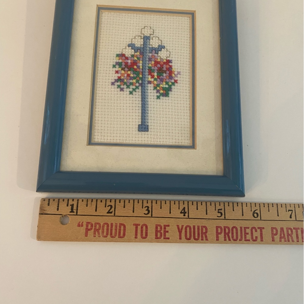 Vintage Handcrafted Framed Cross Stitch Print Lamp Post Hanging Flowers 5X7 - Picture 8 of 9